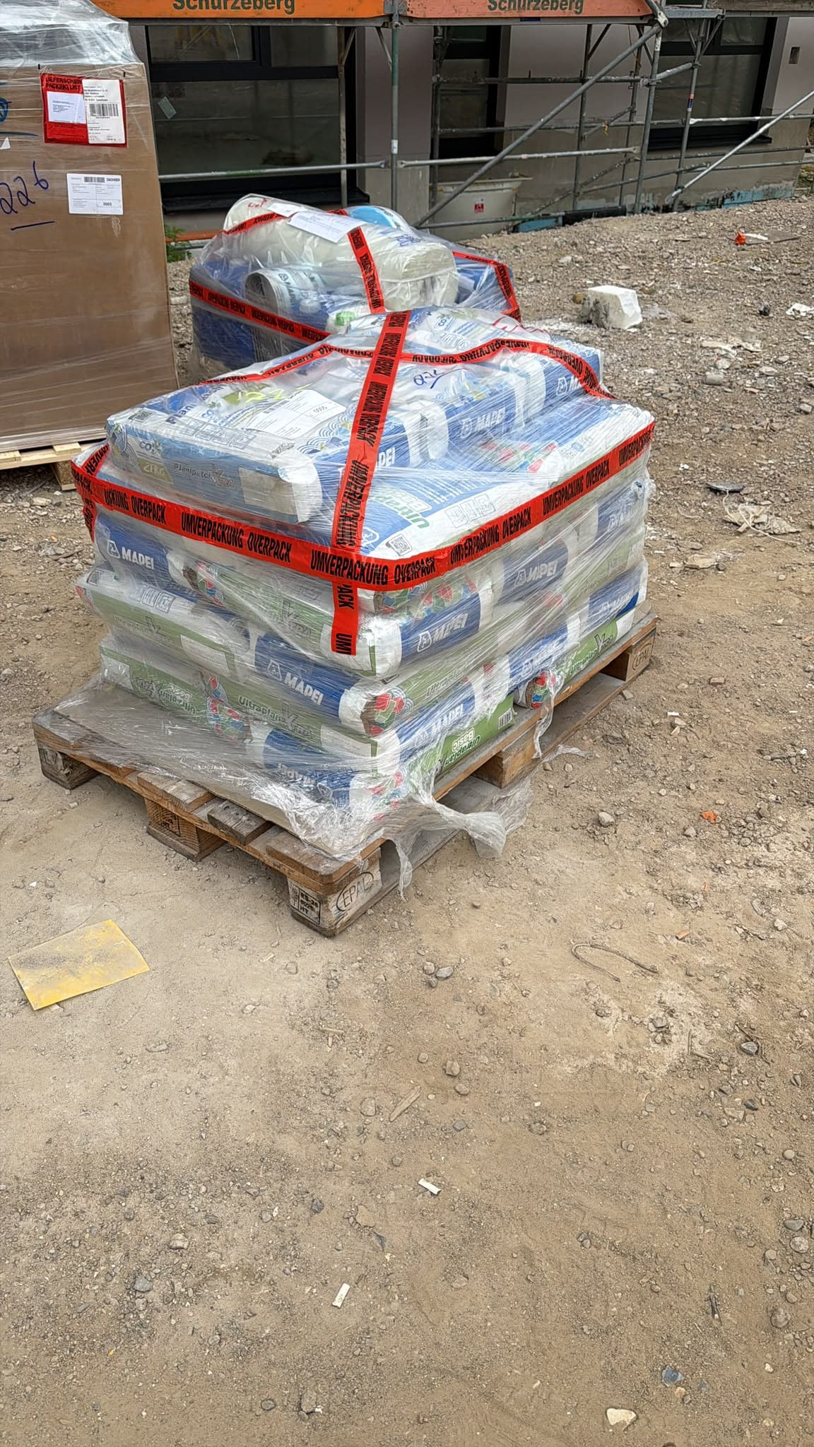 Palette mit angeliefertem Verlegematerial auf der Baustelle